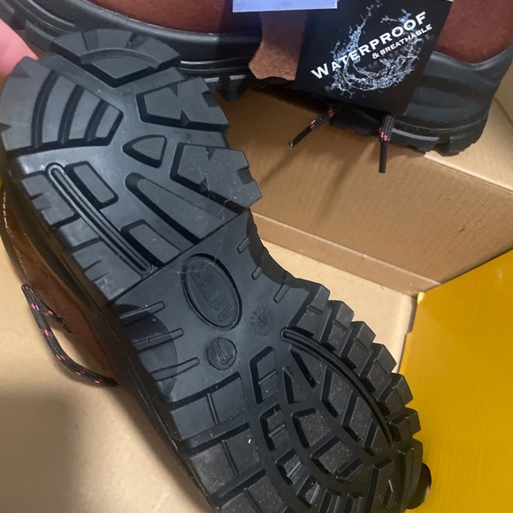 Hiking boots - Picture 2 of 3